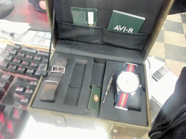 Montre avi 8 av boite et acc