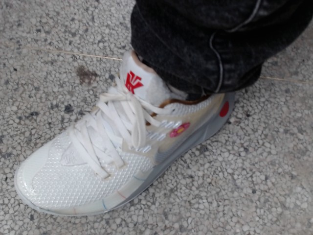 Nike size 10.5 spongebob x kyrie low 2