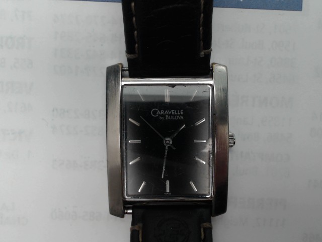 Montre rectangle fond noir cuir