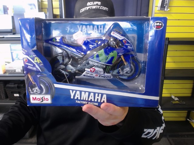 Moto yamaha bleu ds la boite