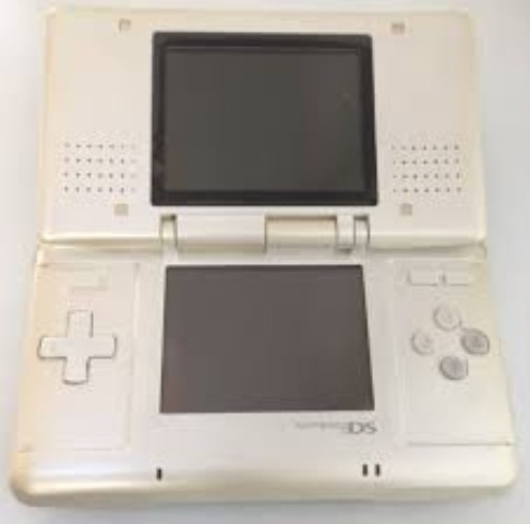 Nintendo ds avec 1 jeu avec chargeur