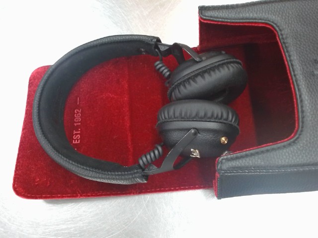 Casque audio marshall dans le caise