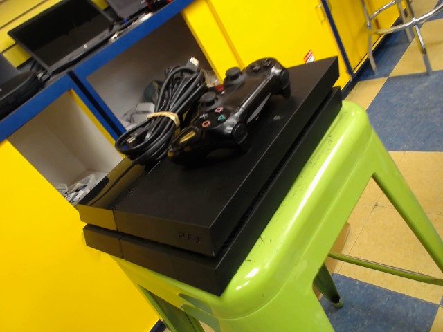 Ps4 avec manette et 1 jeux