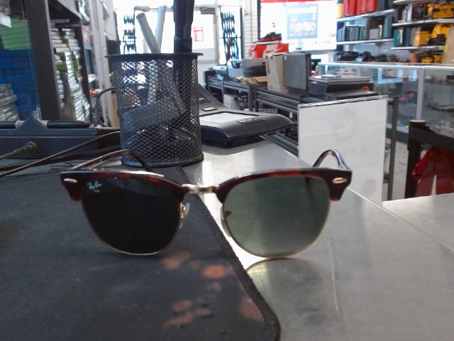 Lunette solaire in case