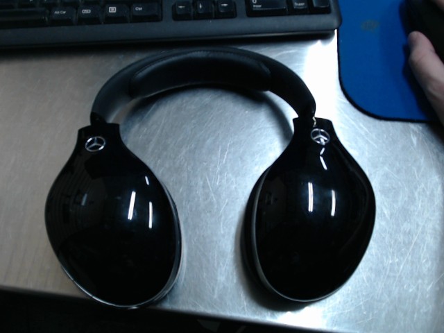 Casque ecouteurs mercedes noir