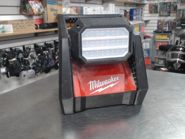 Lumiere de construction 18v no batt/chrg