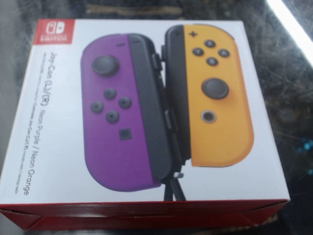 Joycon en boite orange et mauve
