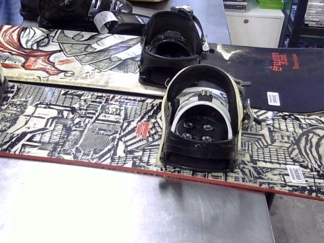 Planche de snowboard noir