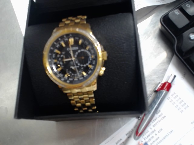 Montre en or avec diamant