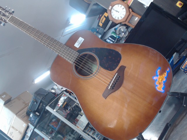 Guitare accoustique brune gauchere