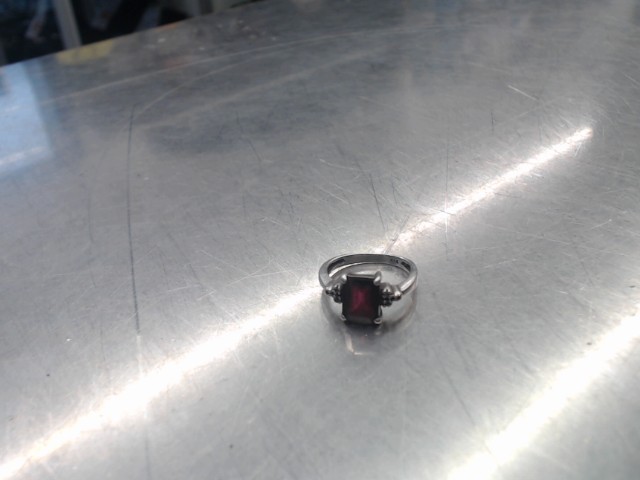Bague en argent pierre rouge carr�