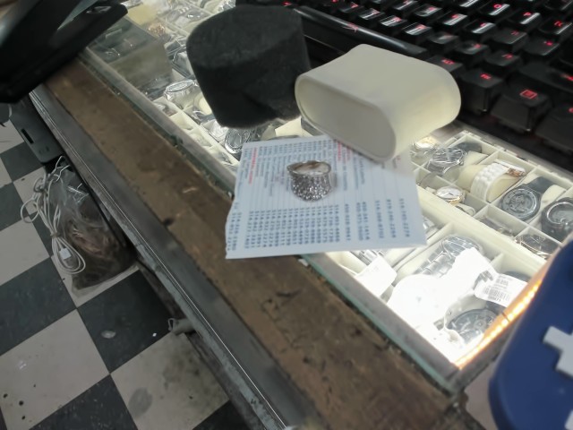 Silver ring avec plein de pierrwe