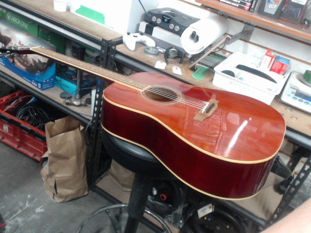 Guitarre dans case dur rouge