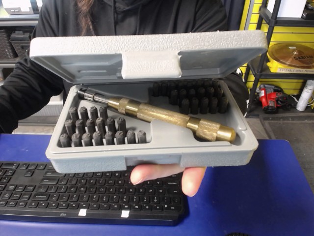 Ensemble de punch lettre ds case