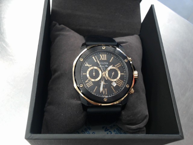 Montre a cadran noir et dor�e av boite