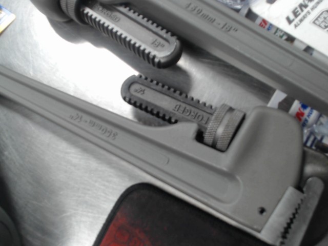 Cle a tuyau 18po en alu x2