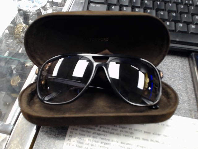 Lunettes de soleil tom ford avec case