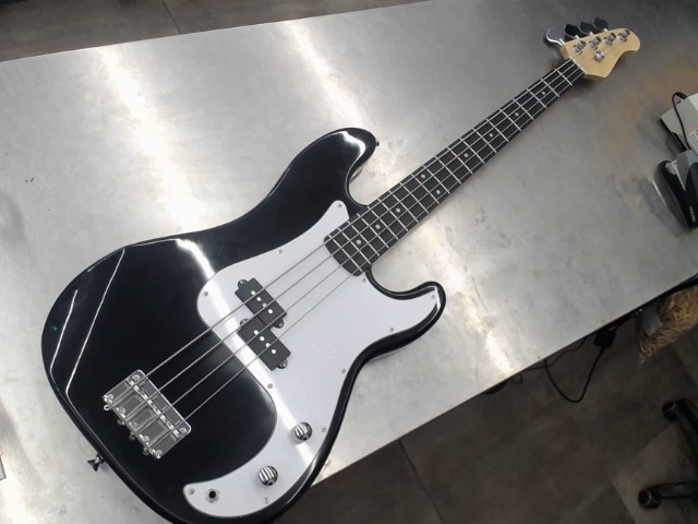 Bass electrique noir style fender