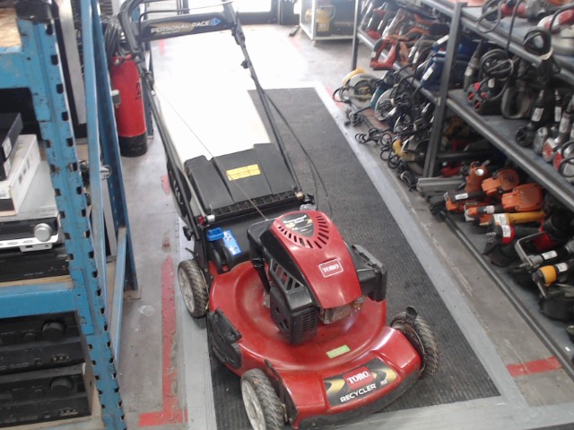 Tondeuse rouge motoris� a gaz+sac