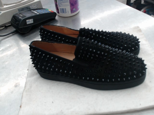 Soulier noir avec piques pointu