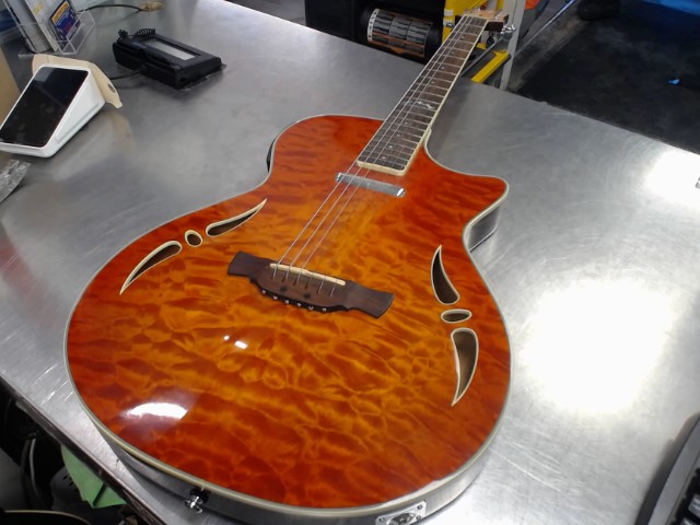 Guitare electro accoustique dans case