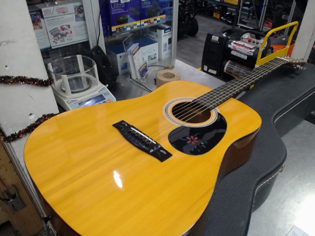 Guitare acoustique sonata dans case