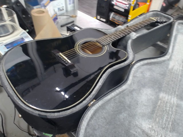 Guitare electroacoustique dans case