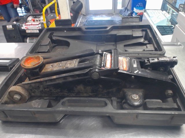 Jack 2 tonne dans case