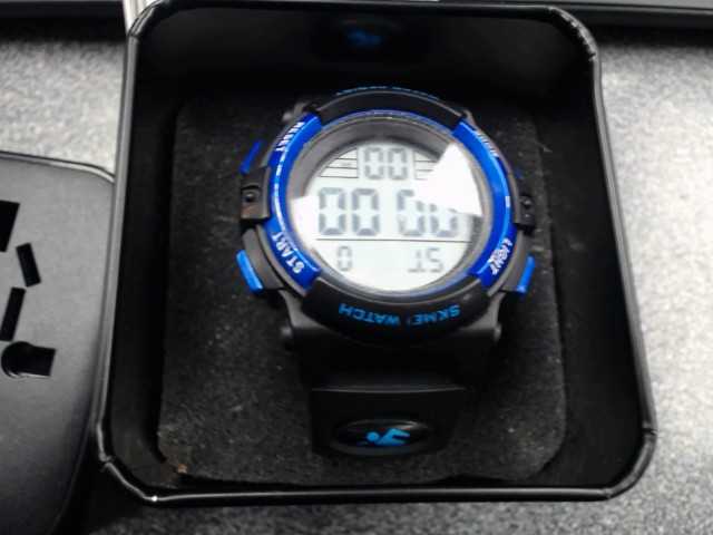 Montre noire et bleu waterproof