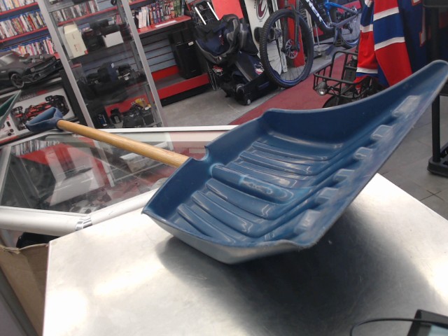 Pelle a neige en bois et plastique bleua