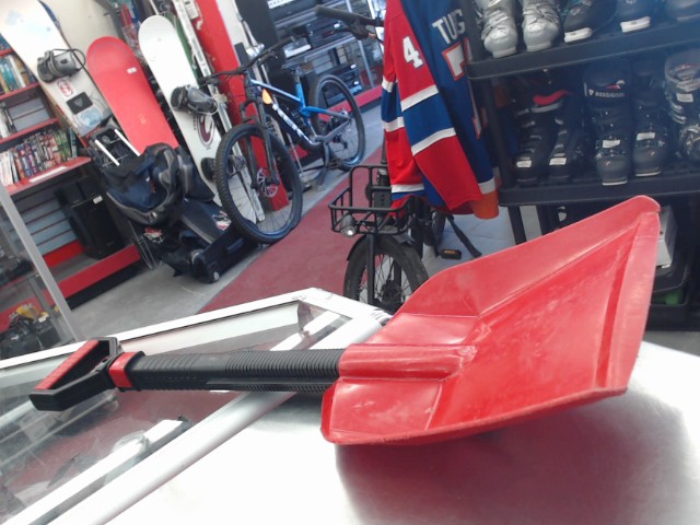 Pelle en plastique rouge/noir retractabe