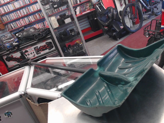 Pelle en plastique a neige noir et vert