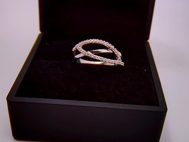 Bague en or 10kt avec diamants grandeur7