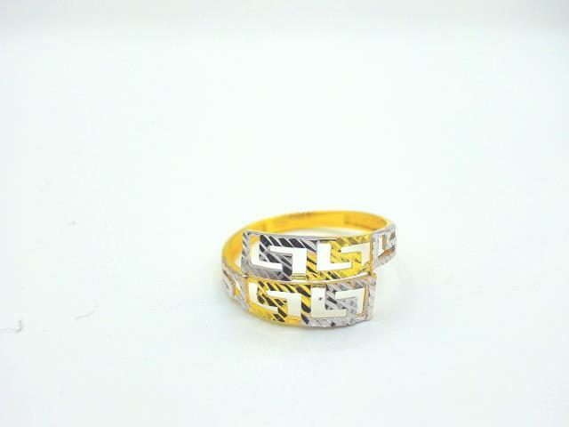 Bague en or 10kt pour femme grandeur 7.5