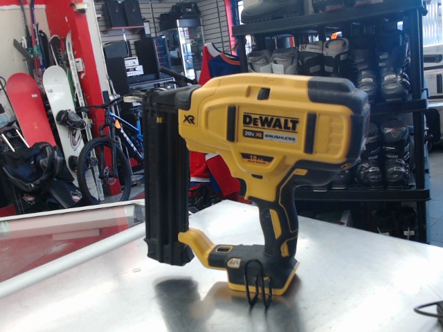 Cloueuse 18ga dewalt tres bon etat