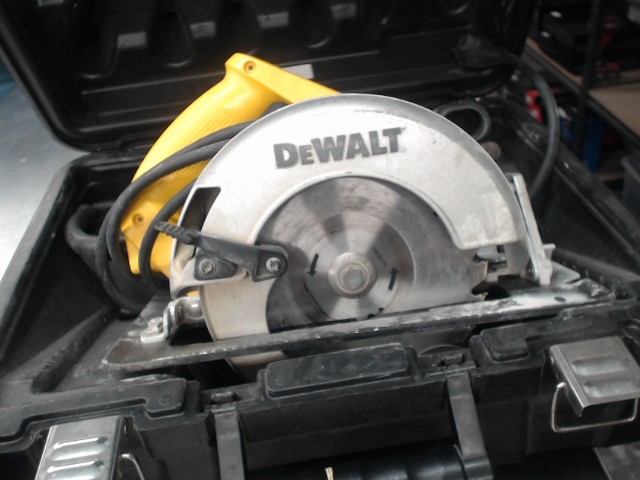 Scie dewalt dans coffre noir