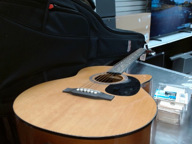 Guit acoustique + case