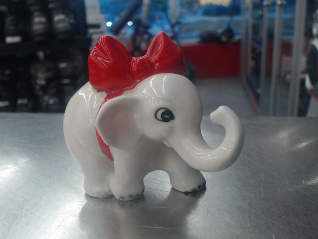 Elephant en porcelaine vintage (1950's)