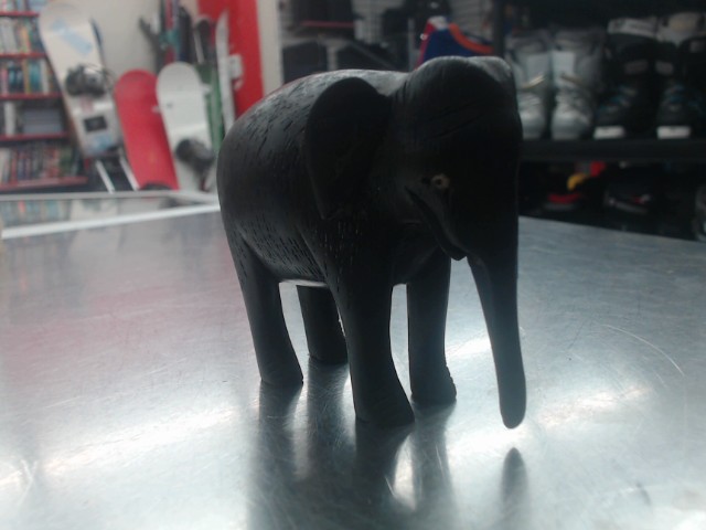 Elephant noir en bois