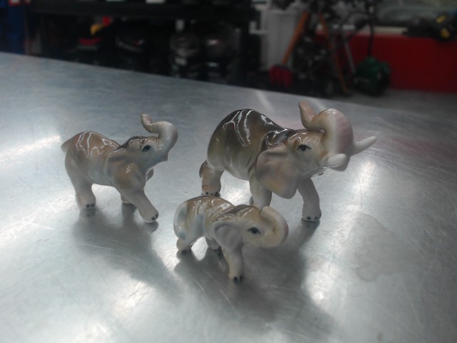 Famille elephant en porcelaine