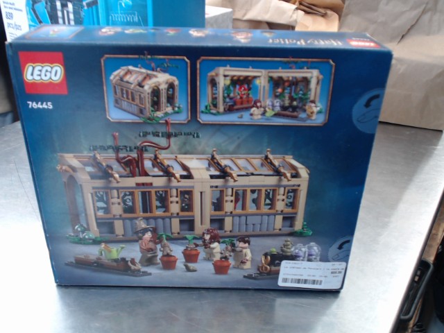 Hogwarts castle : herbology class