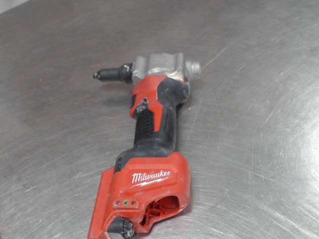 Machine rivet 12v no batt/chargeur