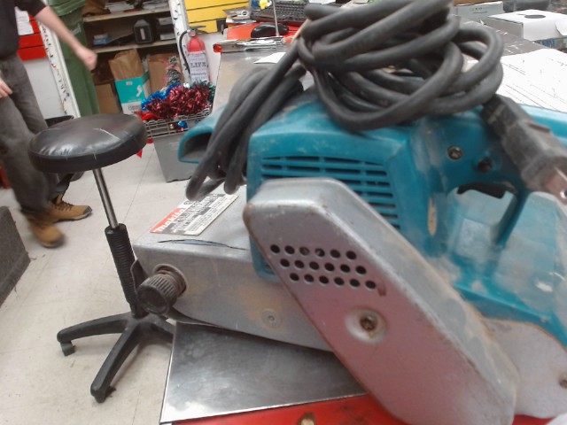 Sableuse makita 9924db