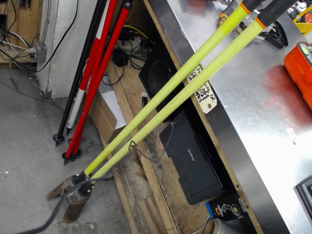 Outil pour faire des trous dans terre