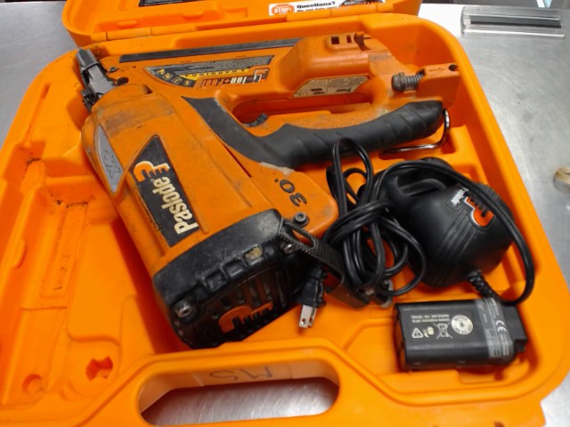 Paslode+batt+charg dans case