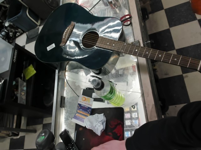 Guitar acoustique turquoise