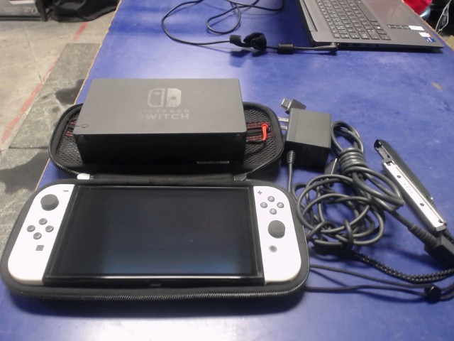 Console +accessoires pas support joycons