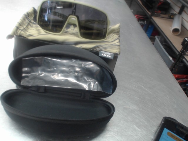 Lunette de soleil neuf dans boite