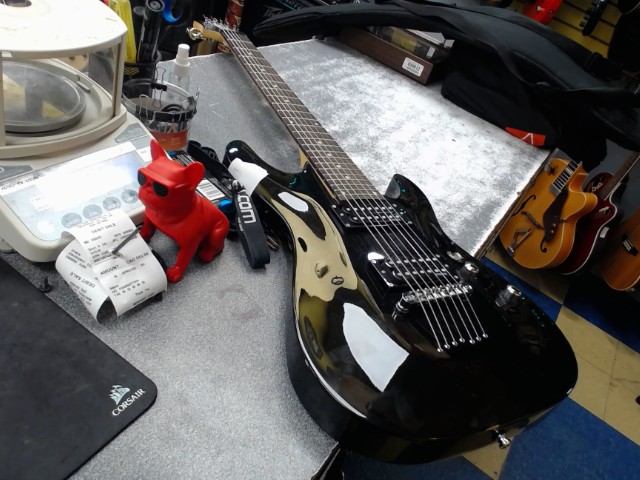 Guitare electrique noire 7 string no cas