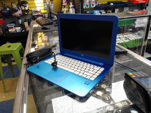 Laptop bleu avec chargeur